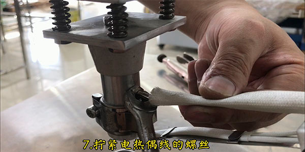 如何更换压阀机的模头